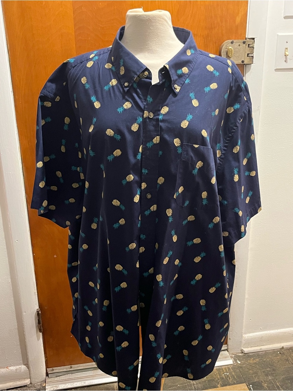 Harbor Bay Men’s Navy Short Sleeve Pineapple Print Button Up Shirt.  Size 3 XL